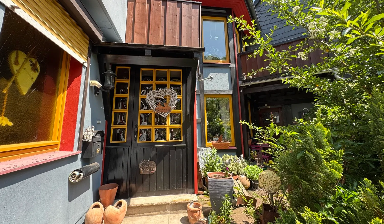 Idyllisch und Charmant - Einfamilienhaus mit vielen Möglichkeiten, tollem Blick und drei Garagen
