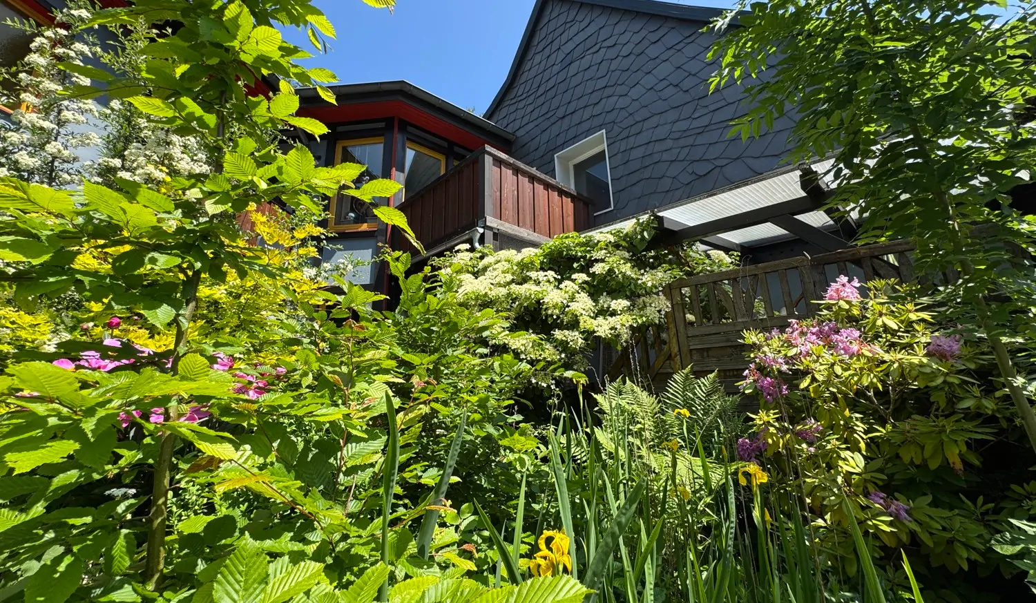 Idyllisch und Charmant - Einfamilienhaus mit vielen Möglichkeiten, tollem Blick und drei Garagen