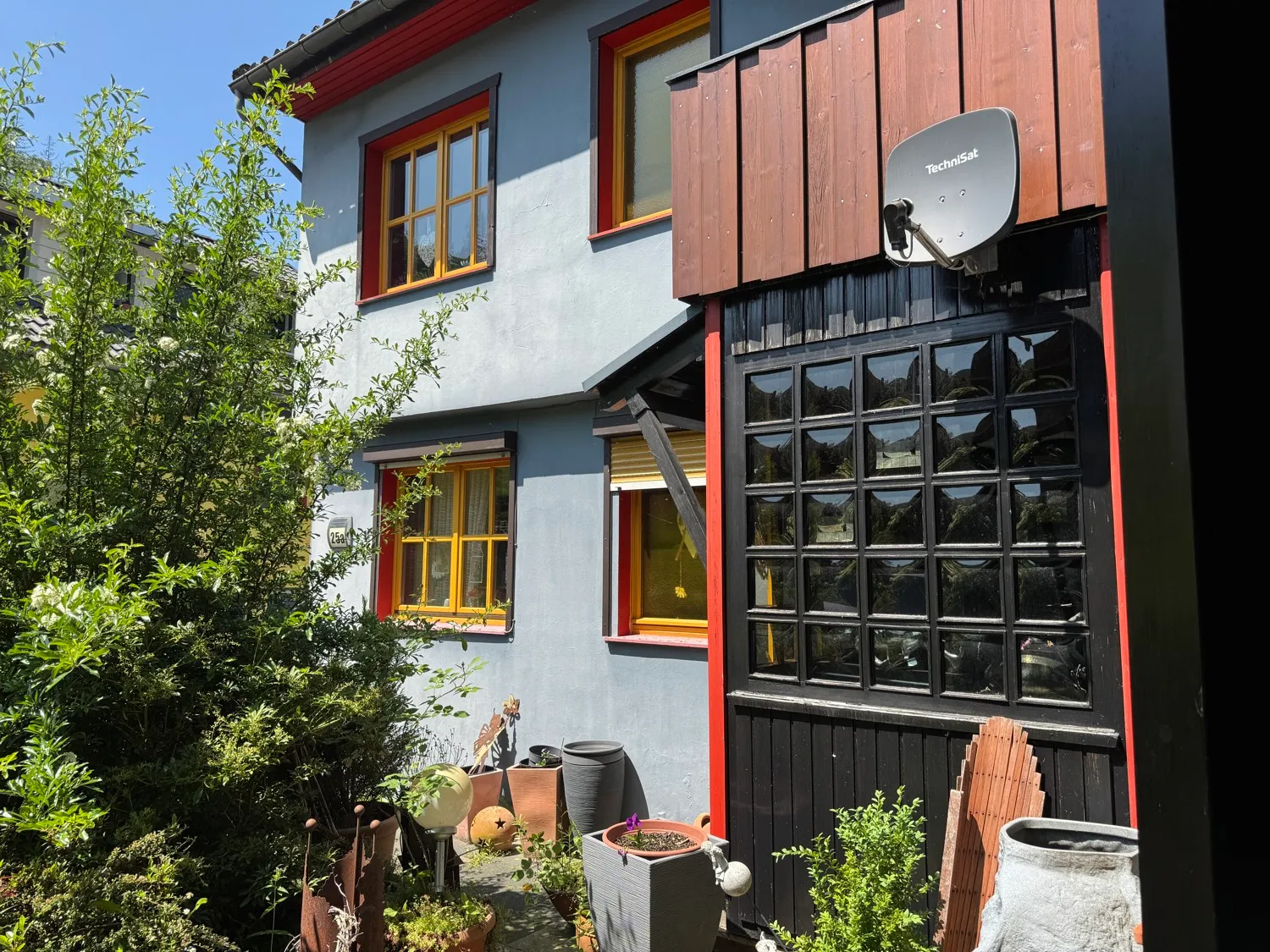 Idyllisch und Charmant - Einfamilienhaus mit vielen Möglichkeiten, tollem Blick und drei Garagen