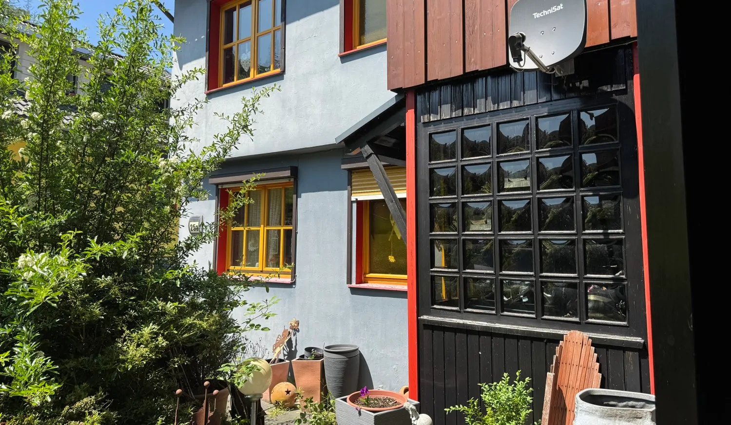 Idyllisch und Charmant - Einfamilienhaus mit vielen Möglichkeiten, tollem Blick und drei Garagen