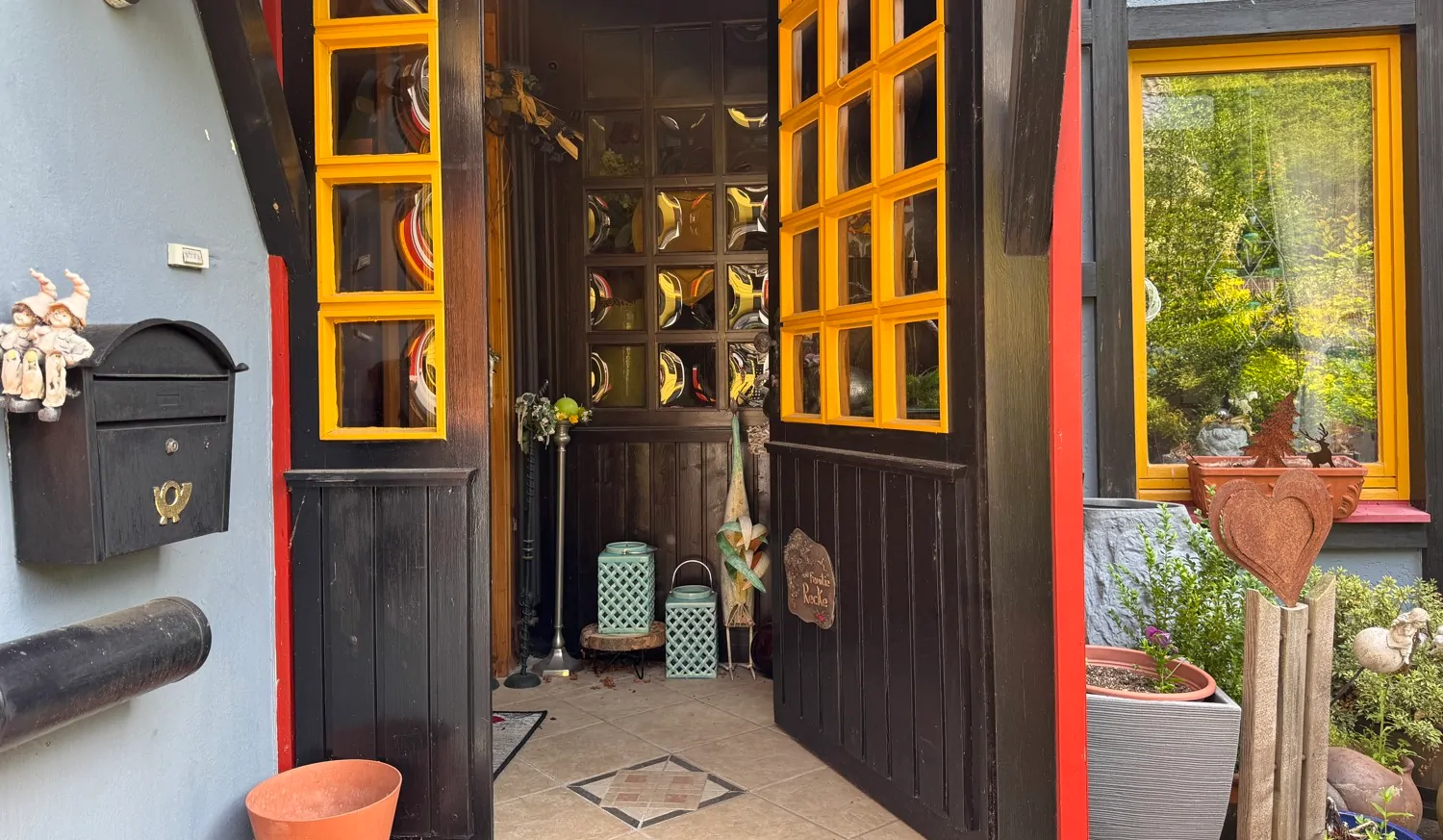 Idyllisch und Charmant - Einfamilienhaus mit vielen Möglichkeiten, tollem Blick und drei Garagen