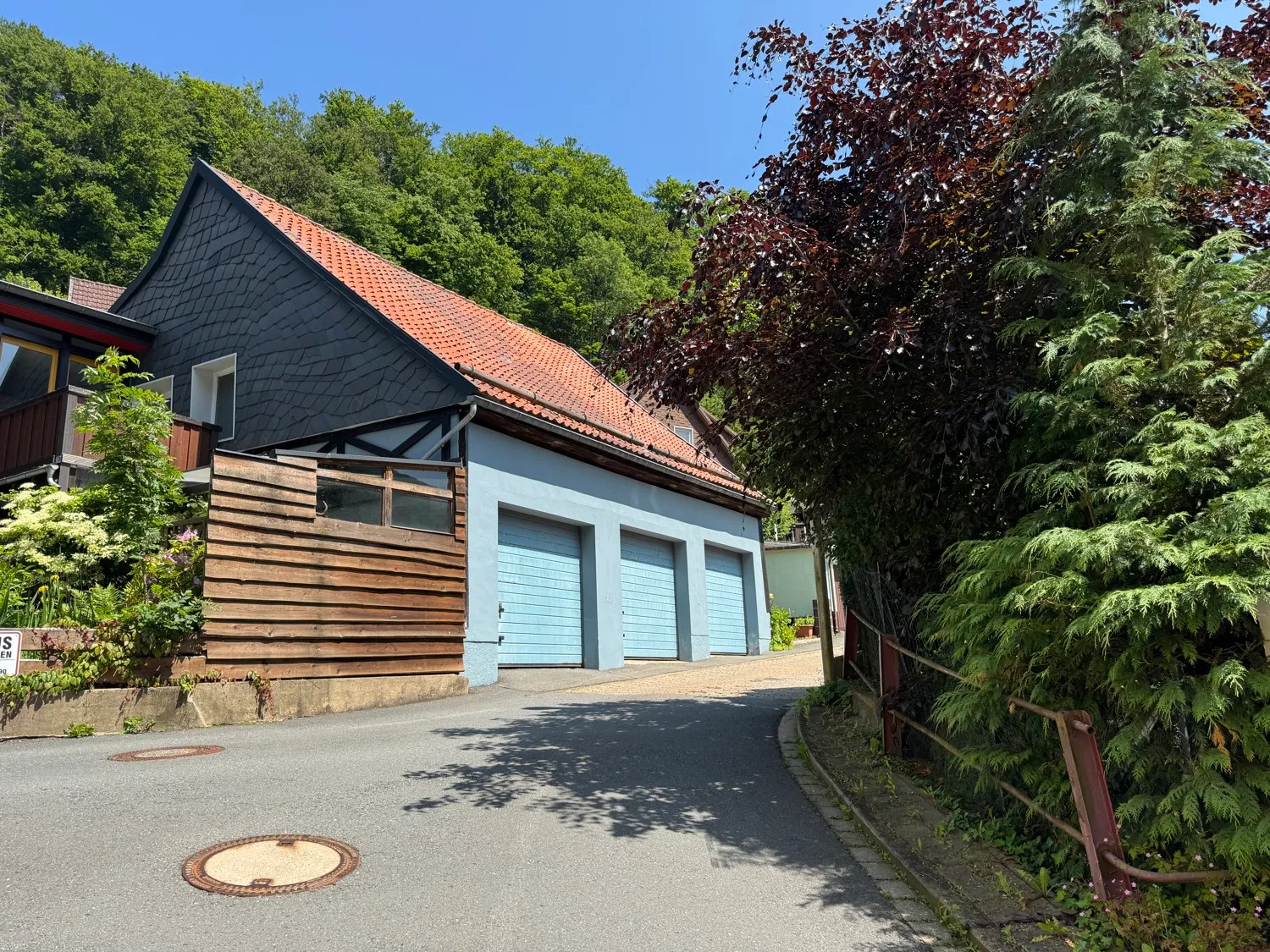 Idyllisch und Charmant - Einfamilienhaus mit vielen Möglichkeiten, tollem Blick und drei Garagen