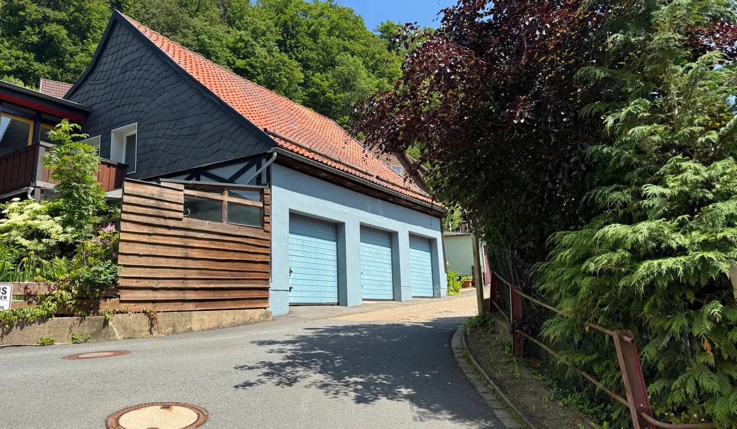 Idyllisch und Charmant - Einfamilienhaus mit vielen Möglichkeiten, tollem Blick und drei Garagen