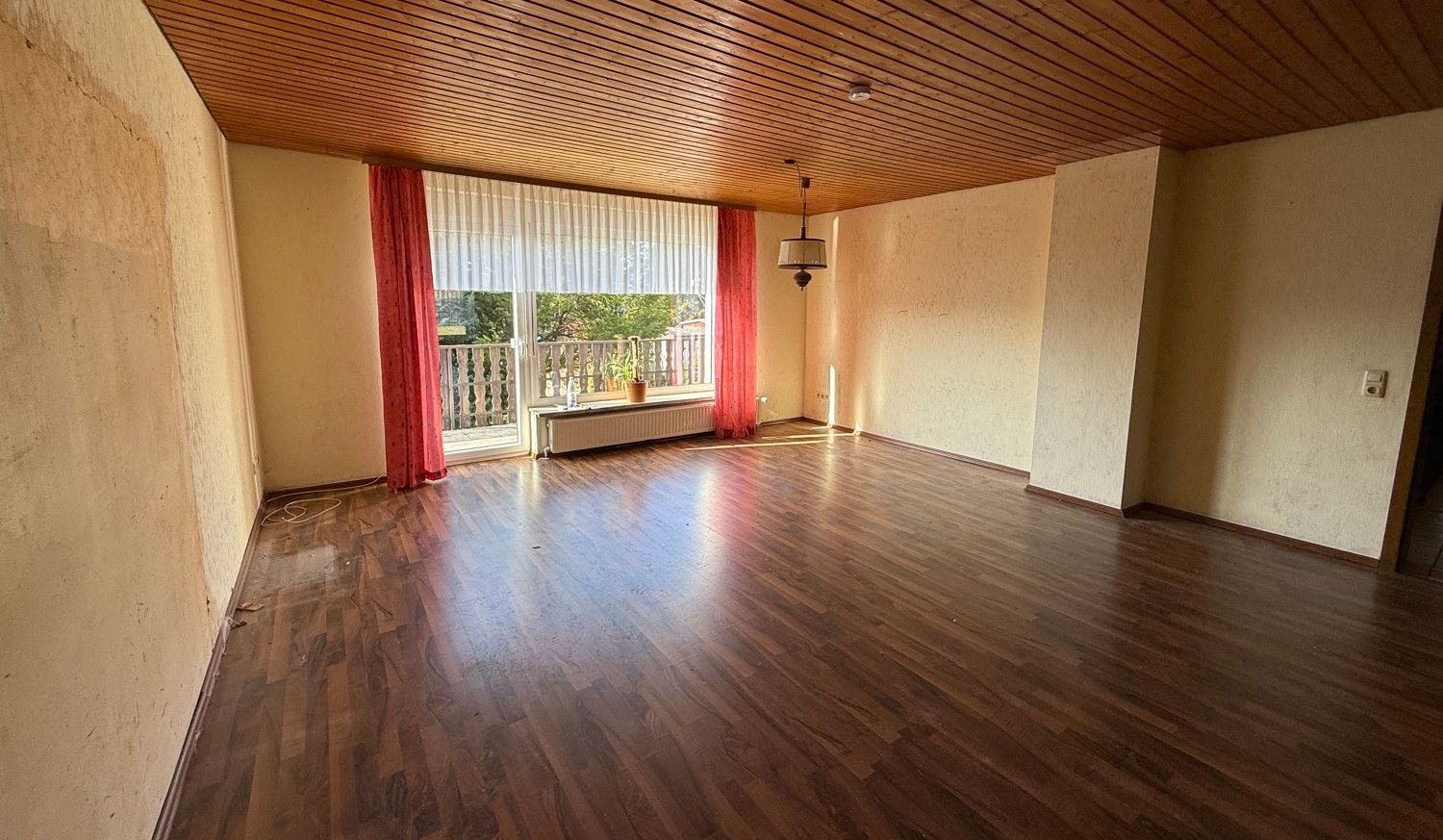 Wohnzimmer EG mit Ausgang zum Balkon