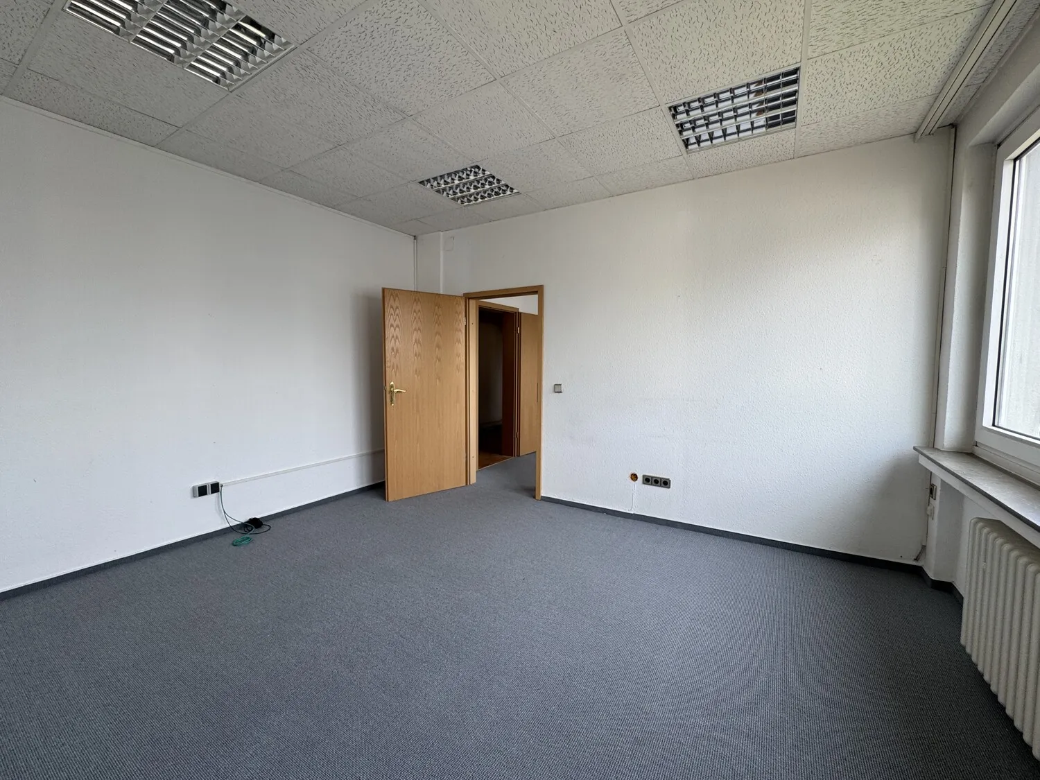 Großes Büro- und Verwaltungsgebäude in zentraler Lage. Gewerbefläche 2550 m², Grundstück 3543 m²