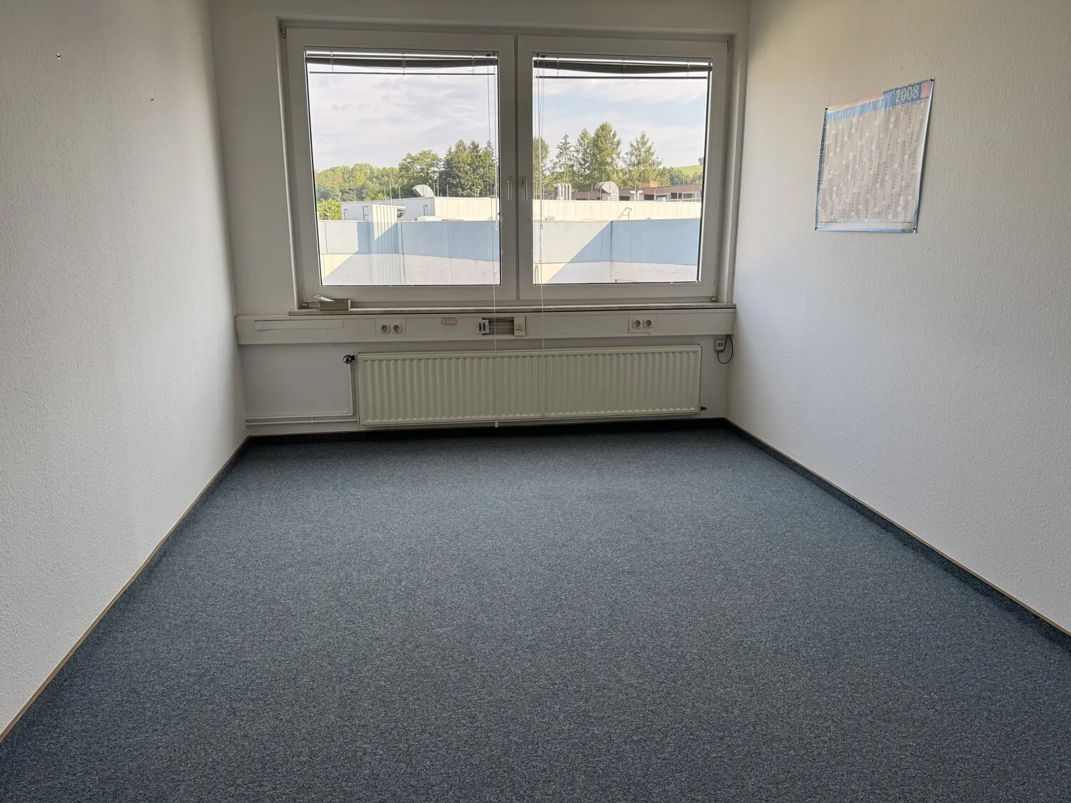 Großes Büro- und Verwaltungsgebäude in zentraler Lage. Gewerbefläche 2550 m², Grundstück 3543 m²
