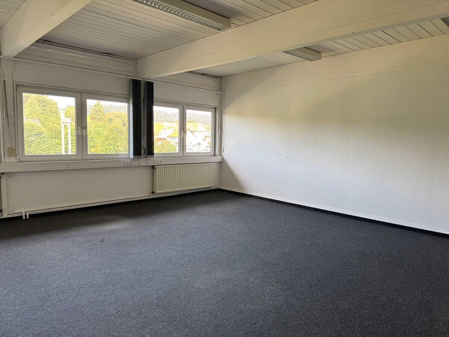 Großes Büro- und Verwaltungsgebäude in zentraler Lage. Gewerbefläche 2550 m², Grundstück 3543 m²