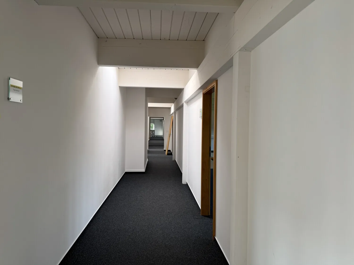 Großes Büro- und Verwaltungsgebäude in zentraler Lage. Gewerbefläche 2550 m², Grundstück 3543 m²