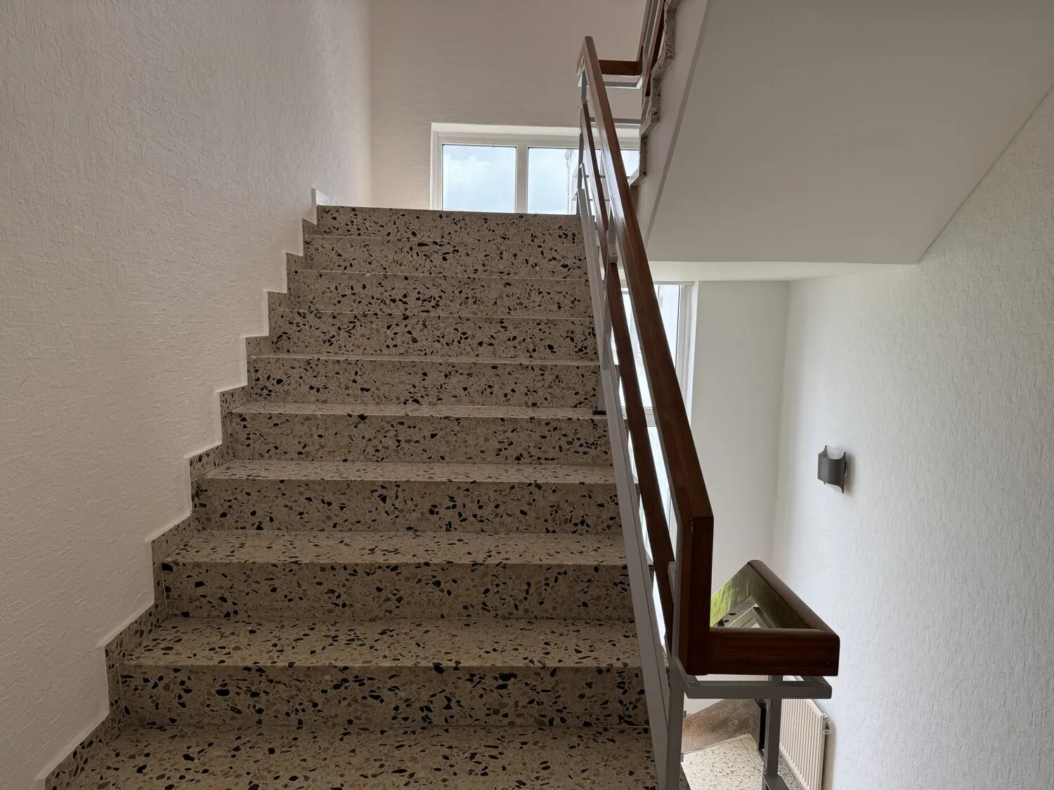 Großes Büro- und Verwaltungsgebäude in zentraler Lage. Gewerbefläche 2550 m², Grundstück 3543 m²