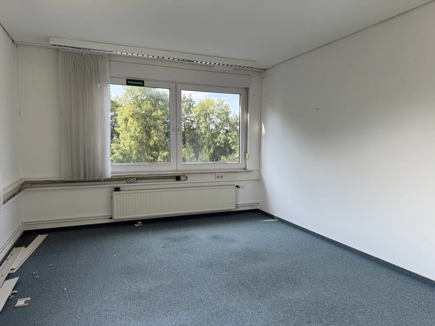 Großes Büro- und Verwaltungsgebäude in zentraler Lage. Gewerbefläche 2550 m², Grundstück 3543 m²