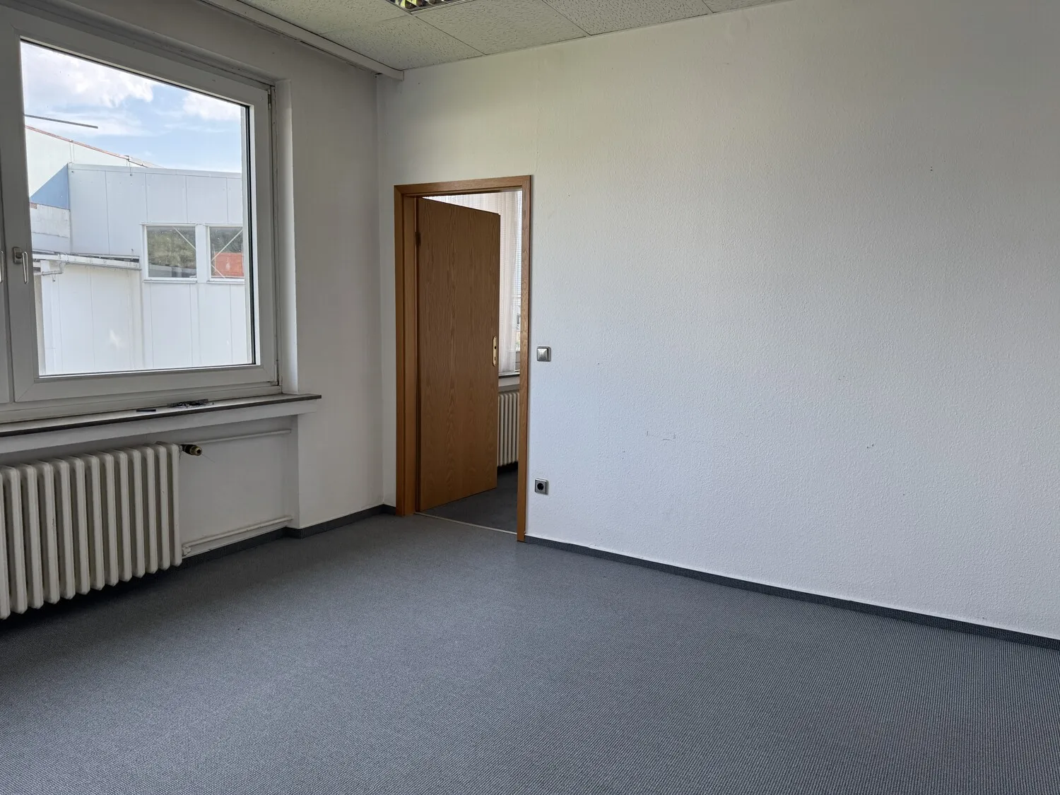 Großes Büro- und Verwaltungsgebäude in zentraler Lage. Gewerbefläche 2550 m², Grundstück 3543 m²