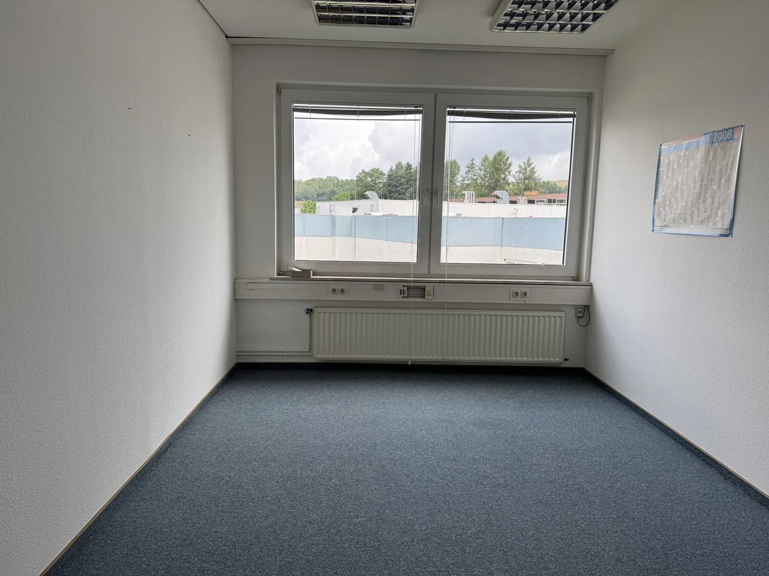 Großes Büro- und Verwaltungsgebäude in zentraler Lage. Gewerbefläche 2550 m², Grundstück 3543 m²