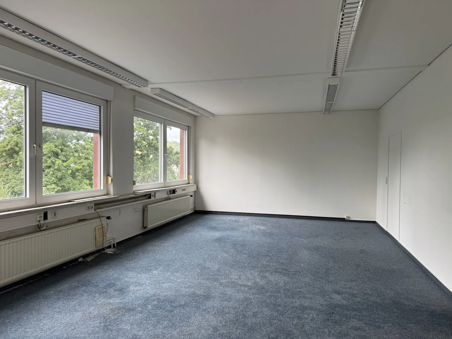 Großes Büro- und Verwaltungsgebäude in zentraler Lage. Gewerbefläche 2550 m², Grundstück 3543 m²