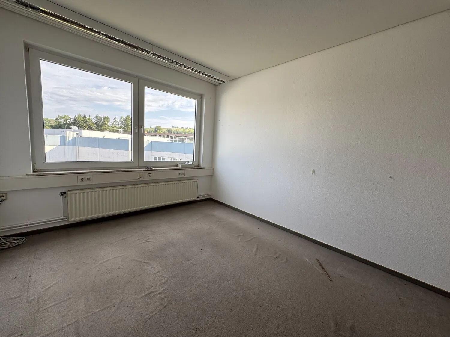 Großes Büro- und Verwaltungsgebäude in zentraler Lage. Gewerbefläche 2550 m², Grundstück 3543 m²