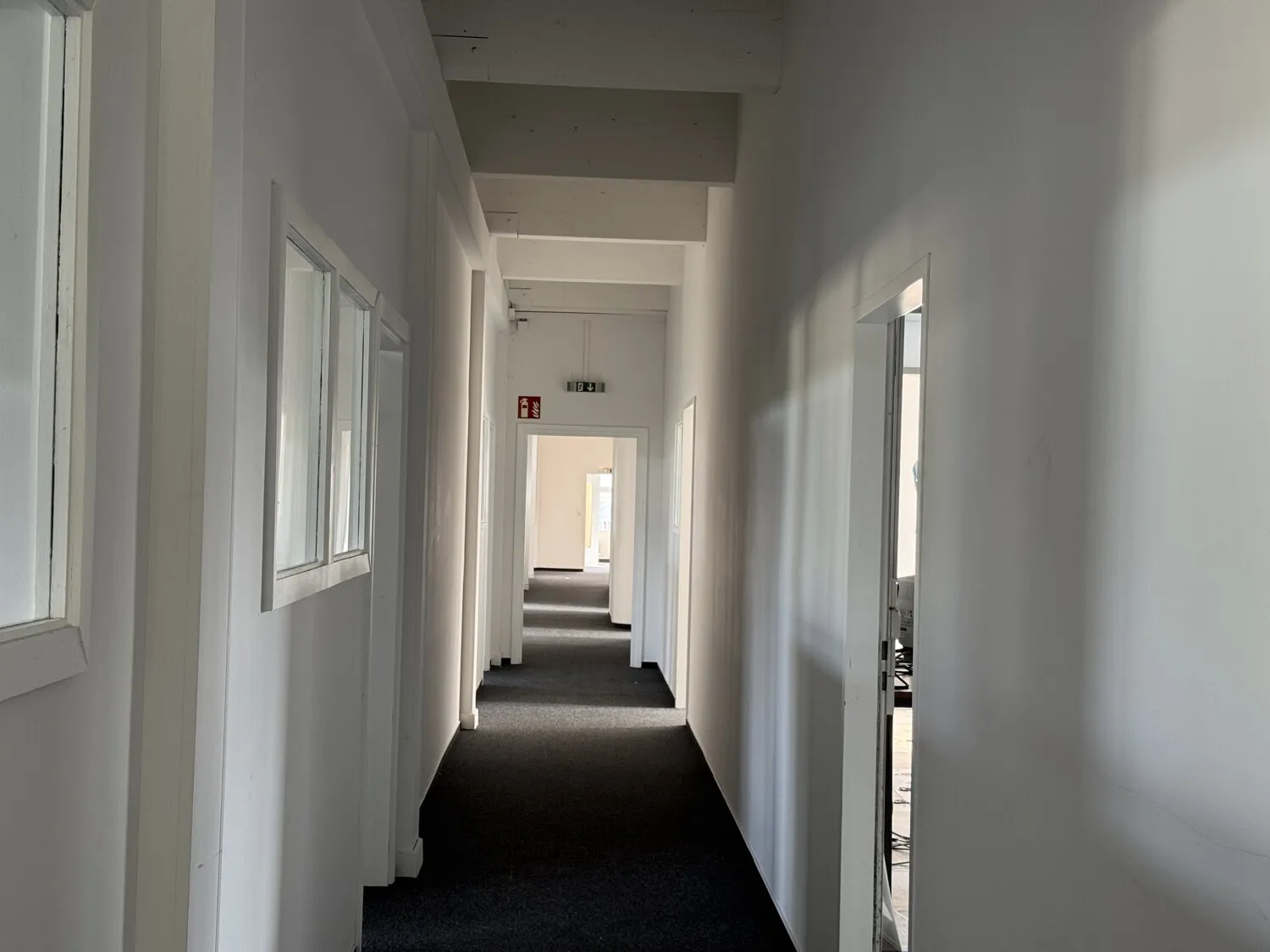 Großes Büro- und Verwaltungsgebäude in zentraler Lage. Gewerbefläche 2550 m², Grundstück 3543 m²