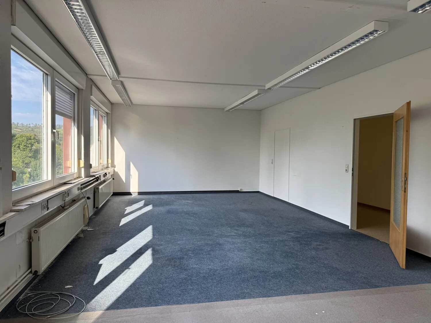 Großes Büro- und Verwaltungsgebäude in zentraler Lage. Gewerbefläche 2550 m², Grundstück 3543 m²