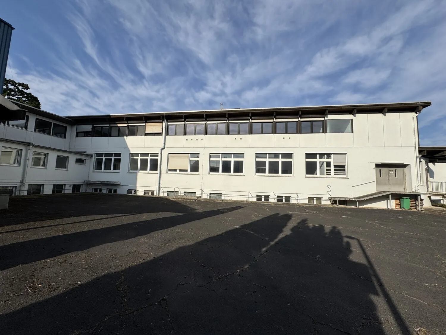 Großes Büro- und Verwaltungsgebäude in zentraler Lage. Gewerbefläche 2550 m², Grundstück 3543 m²