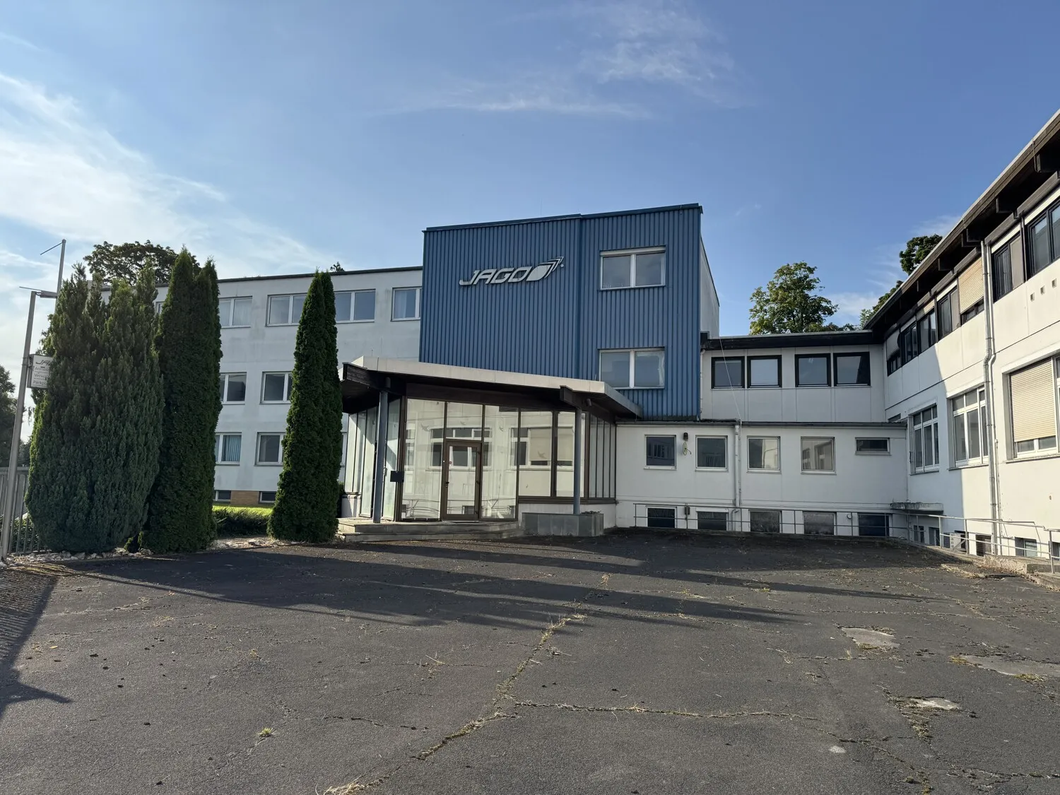 Großes Büro- und Verwaltungsgebäude in zentraler Lage. Gewerbefläche 2550 m², Grundstück 3543 m²