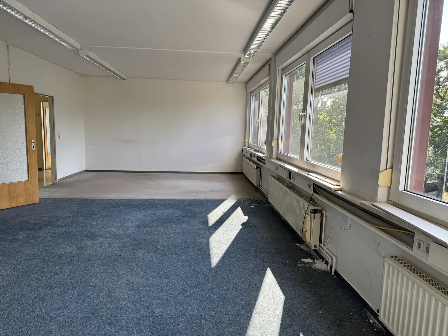 Großes Büro- und Verwaltungsgebäude in zentraler Lage. Gewerbefläche 2550 m², Grundstück 3543 m²