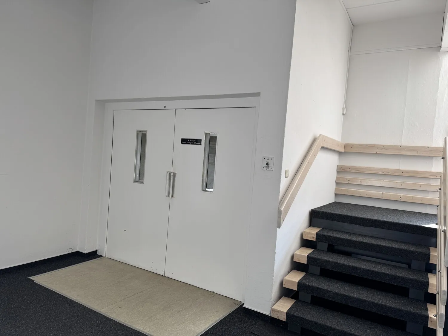 Großes Büro- und Verwaltungsgebäude in zentraler Lage. Gewerbefläche 2550 m², Grundstück 3543 m²