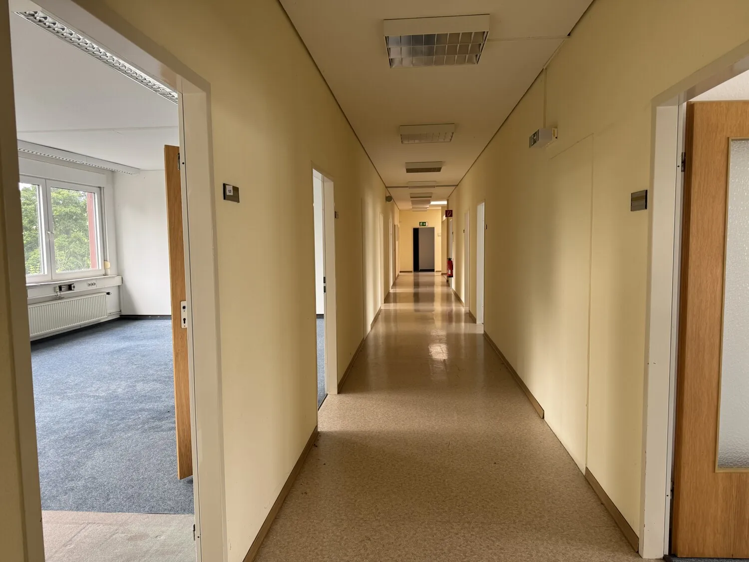 Großes Büro- und Verwaltungsgebäude in zentraler Lage. Gewerbefläche 2550 m², Grundstück 3543 m²