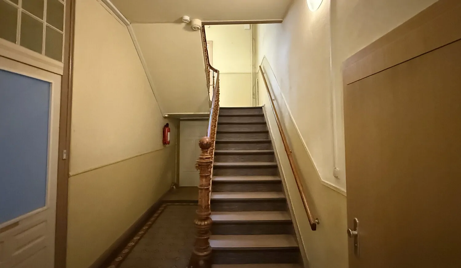 Eingangsbereich EG, Flur mit Treppe