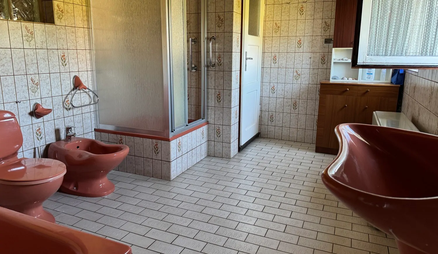 Großzügig und Lichtdurchflutet - Einfamilienhaus mit Nebengebäuden und Sanierungsbedarf in ruhiger Lage