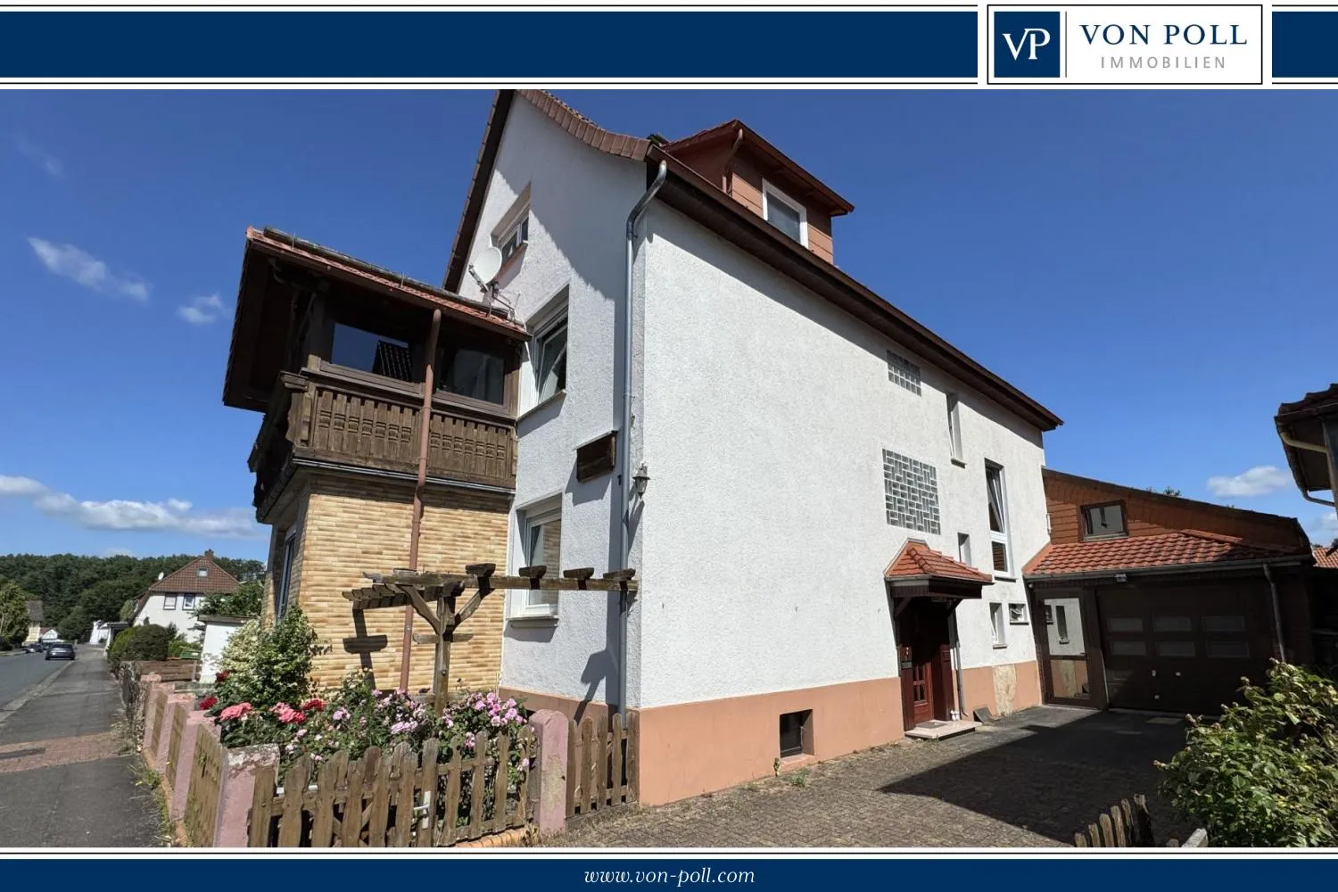 Spacious and light-filled detached house with outbuildings and renovation needs in a quiet location