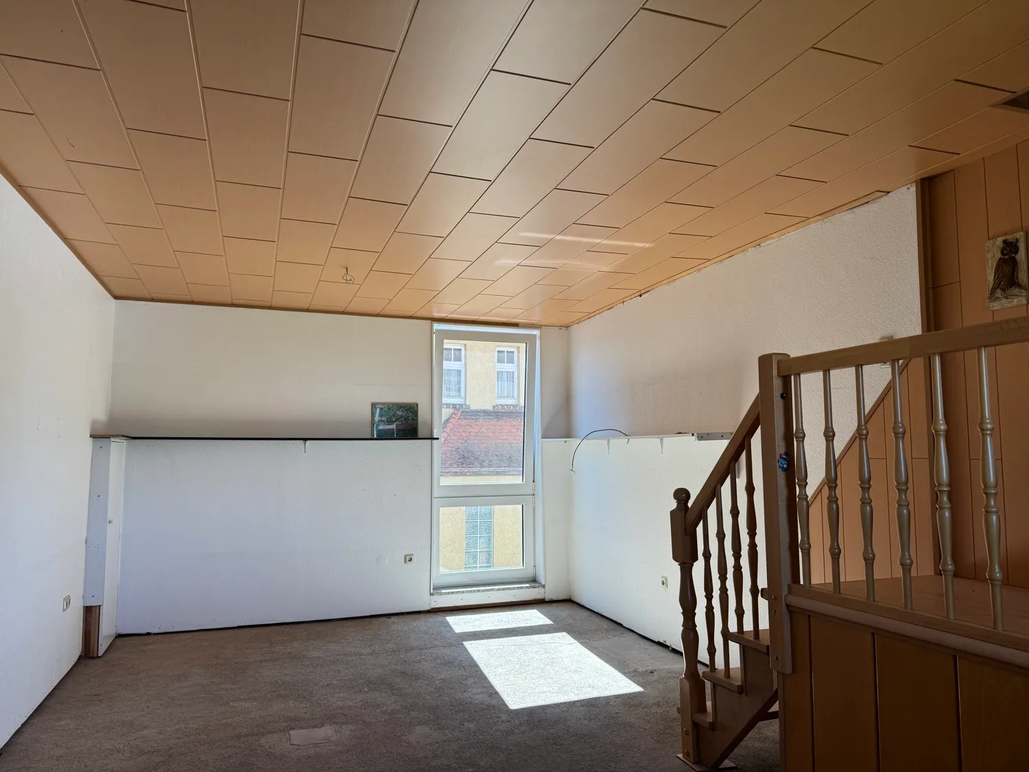 Spacious and light-filled detached house with outbuildings and renovation needs in a quiet location