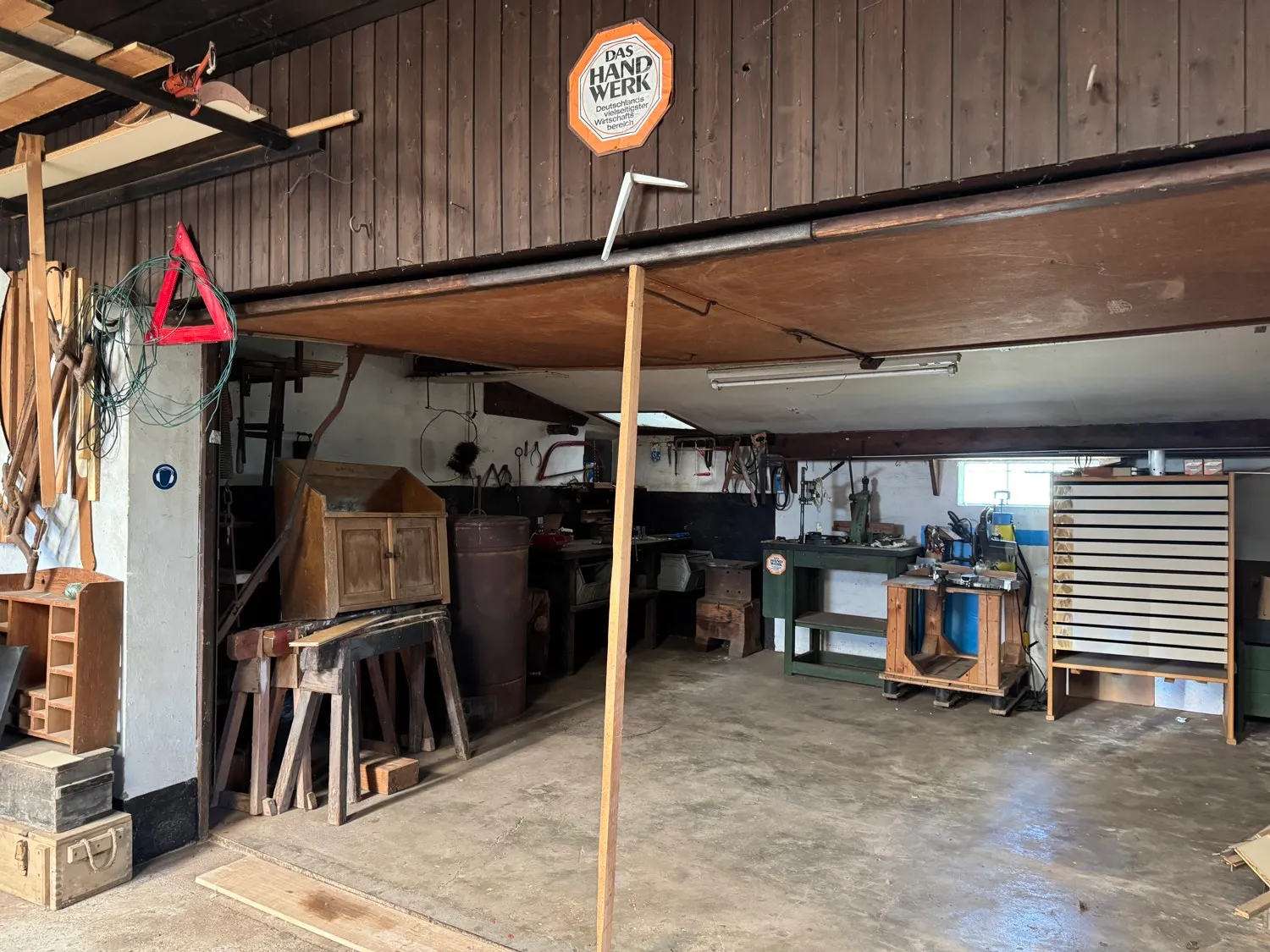 Spacious and light-filled detached house with outbuildings and renovation needs in a quiet location