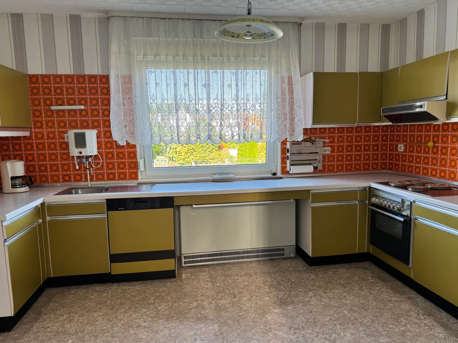 Spacious and light-filled detached house with outbuildings and renovation needs in a quiet location