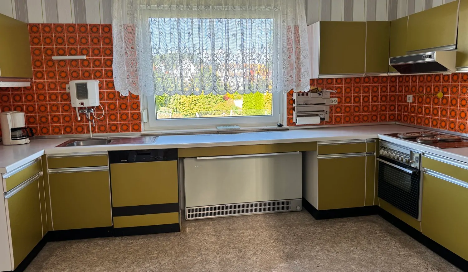 Großzügig und Lichtdurchflutet - Einfamilienhaus mit Nebengebäuden und Sanierungsbedarf in ruhiger Lage