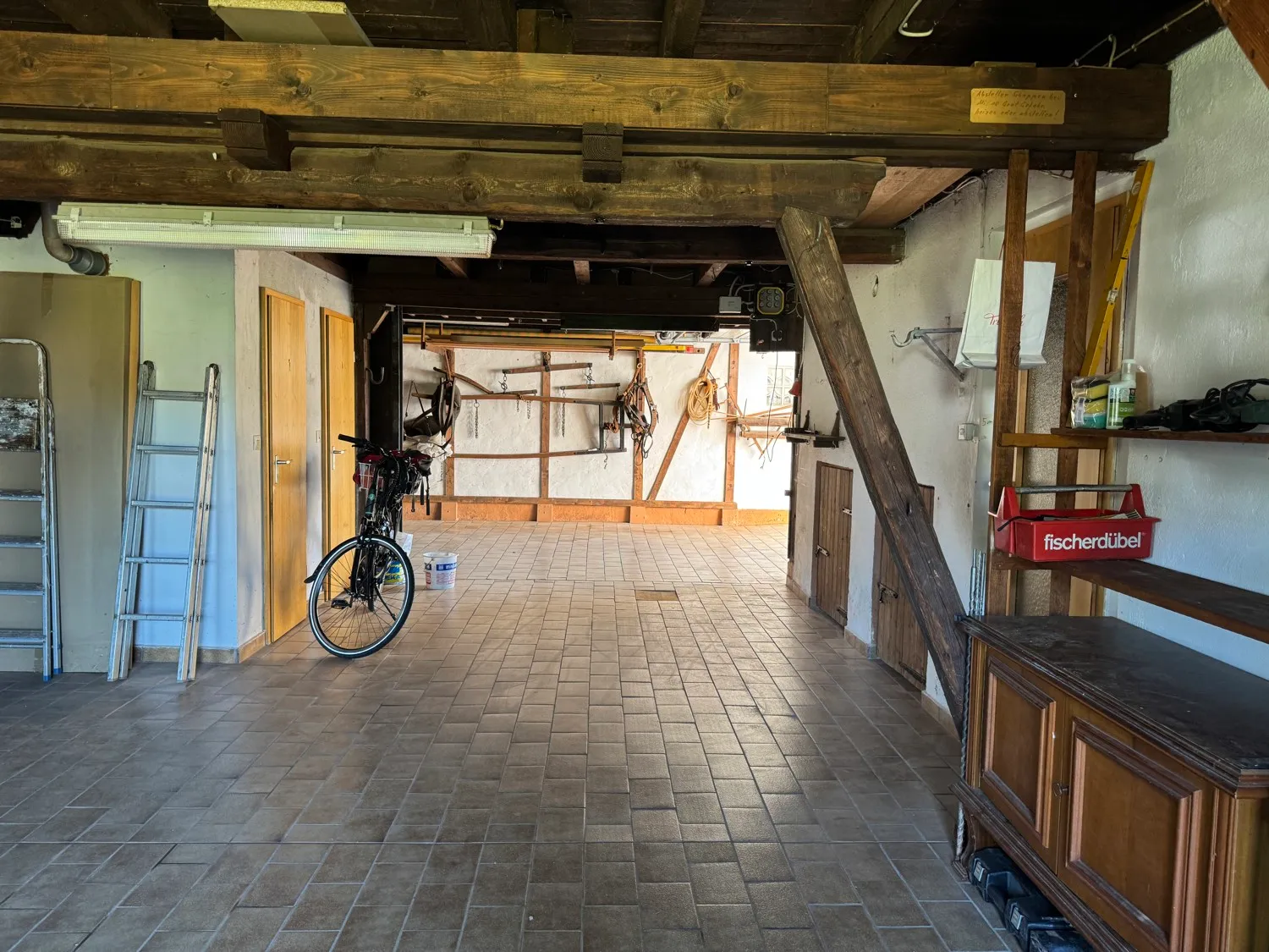 Spacious and light-filled detached house with outbuildings and renovation needs in a quiet location