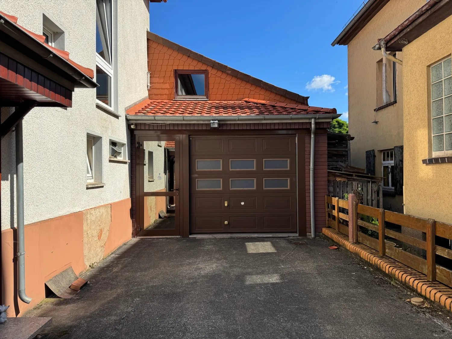 Spacious and light-filled detached house with outbuildings and renovation needs in a quiet location