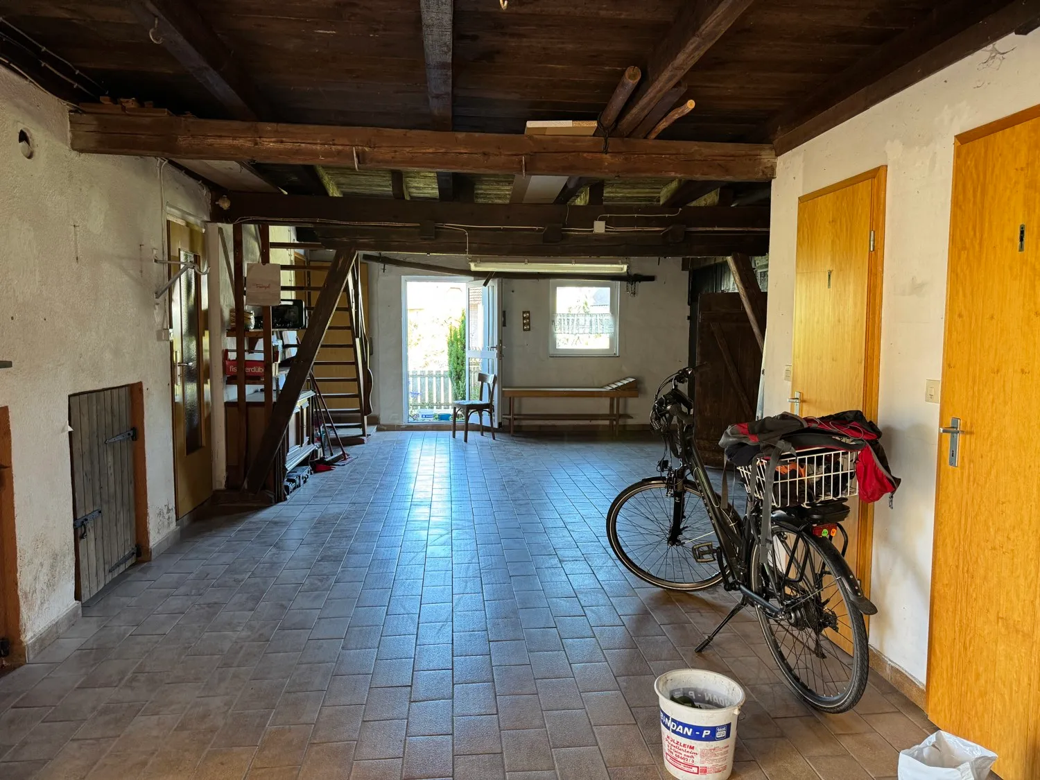 Spacious and light-filled detached house with outbuildings and renovation needs in a quiet location