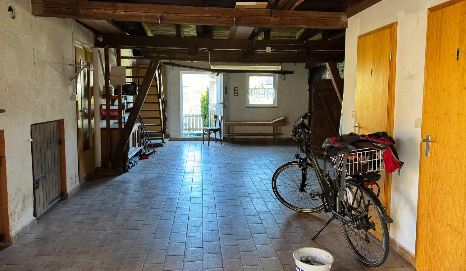 Großzügig und Lichtdurchflutet - Einfamilienhaus mit Nebengebäuden und Sanierungsbedarf in ruhiger Lage