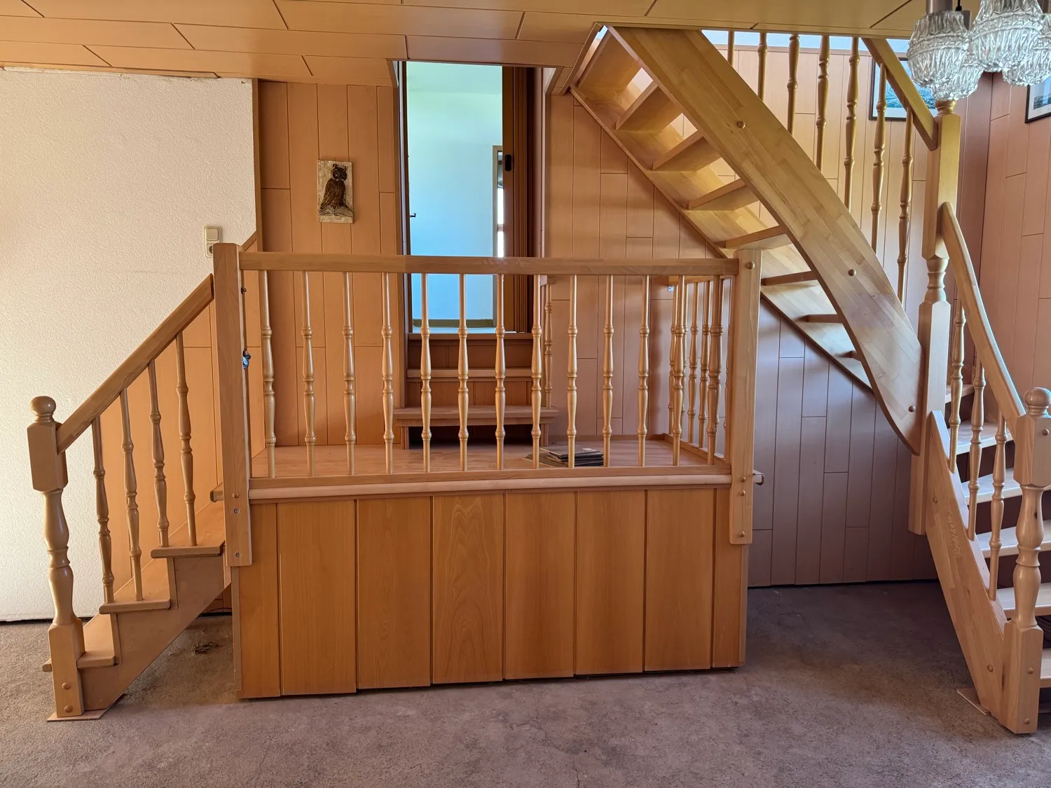 Spacious and light-filled detached house with outbuildings and renovation needs in a quiet location