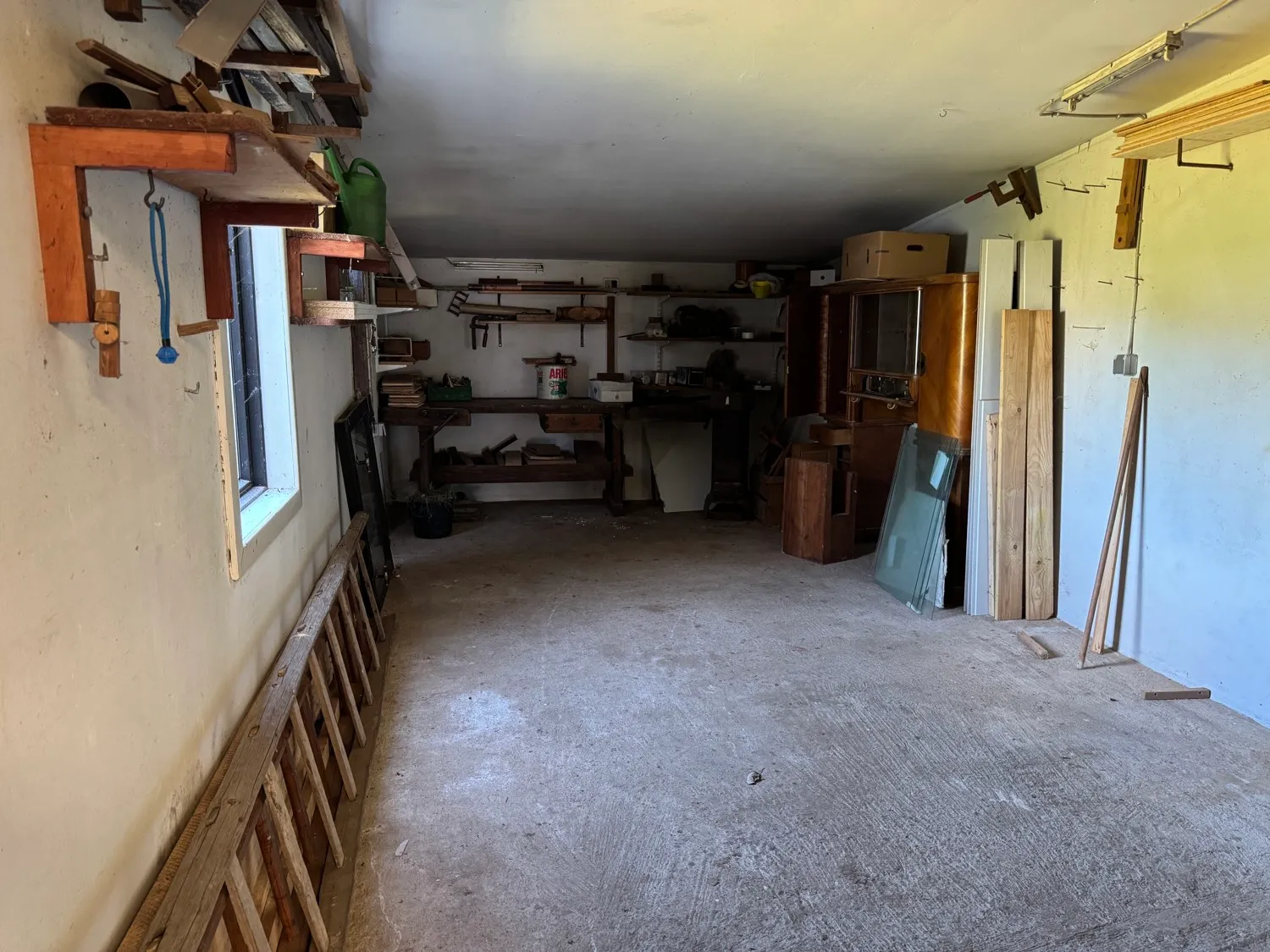 Spacious and light-filled detached house with outbuildings and renovation needs in a quiet location