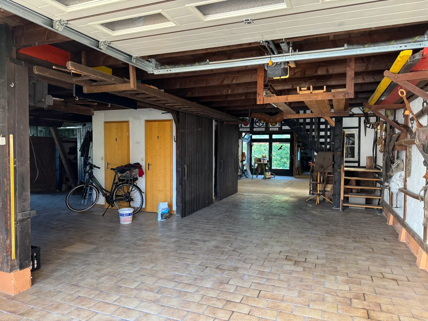 Spacious and light-filled detached house with outbuildings and renovation needs in a quiet location