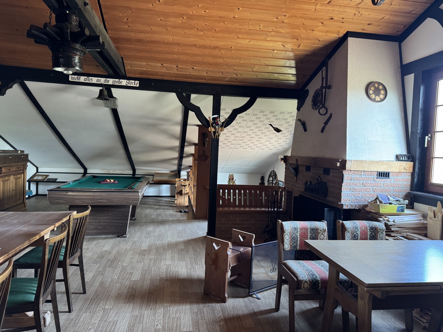 Großzügig und Lichtdurchflutet - Einfamilienhaus mit Nebengebäuden und Sanierungsbedarf in ruhiger Lage