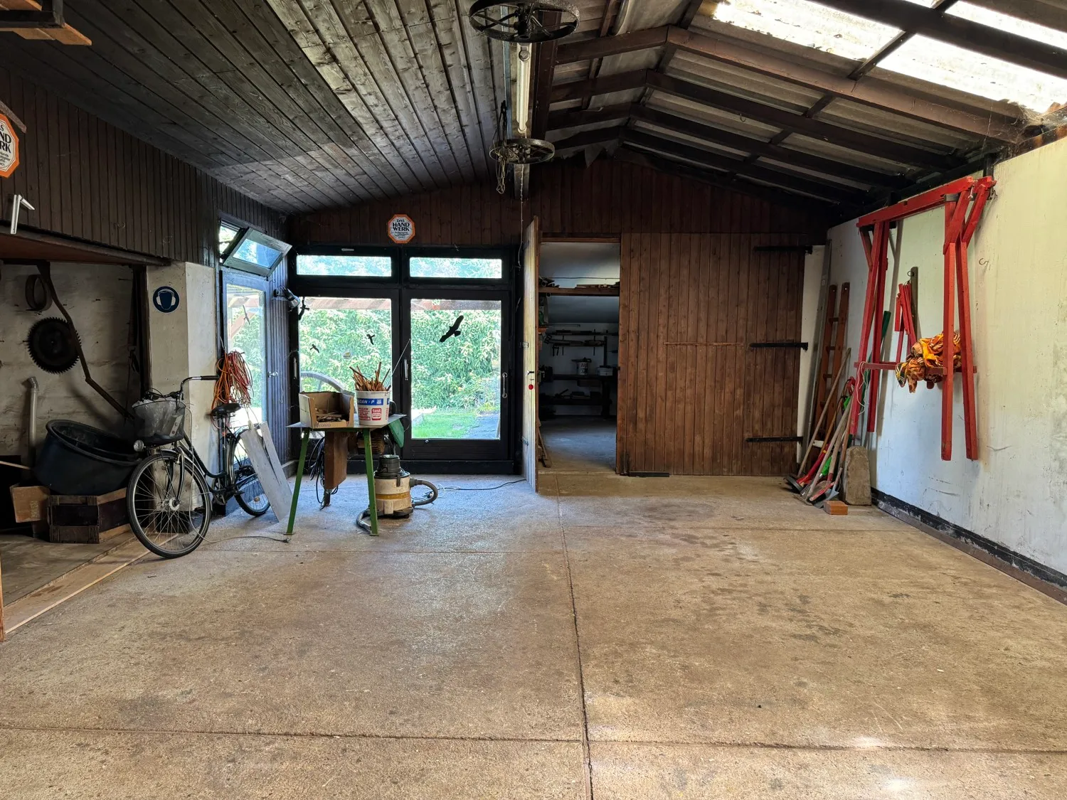 Spacious and light-filled detached house with outbuildings and renovation needs in a quiet location