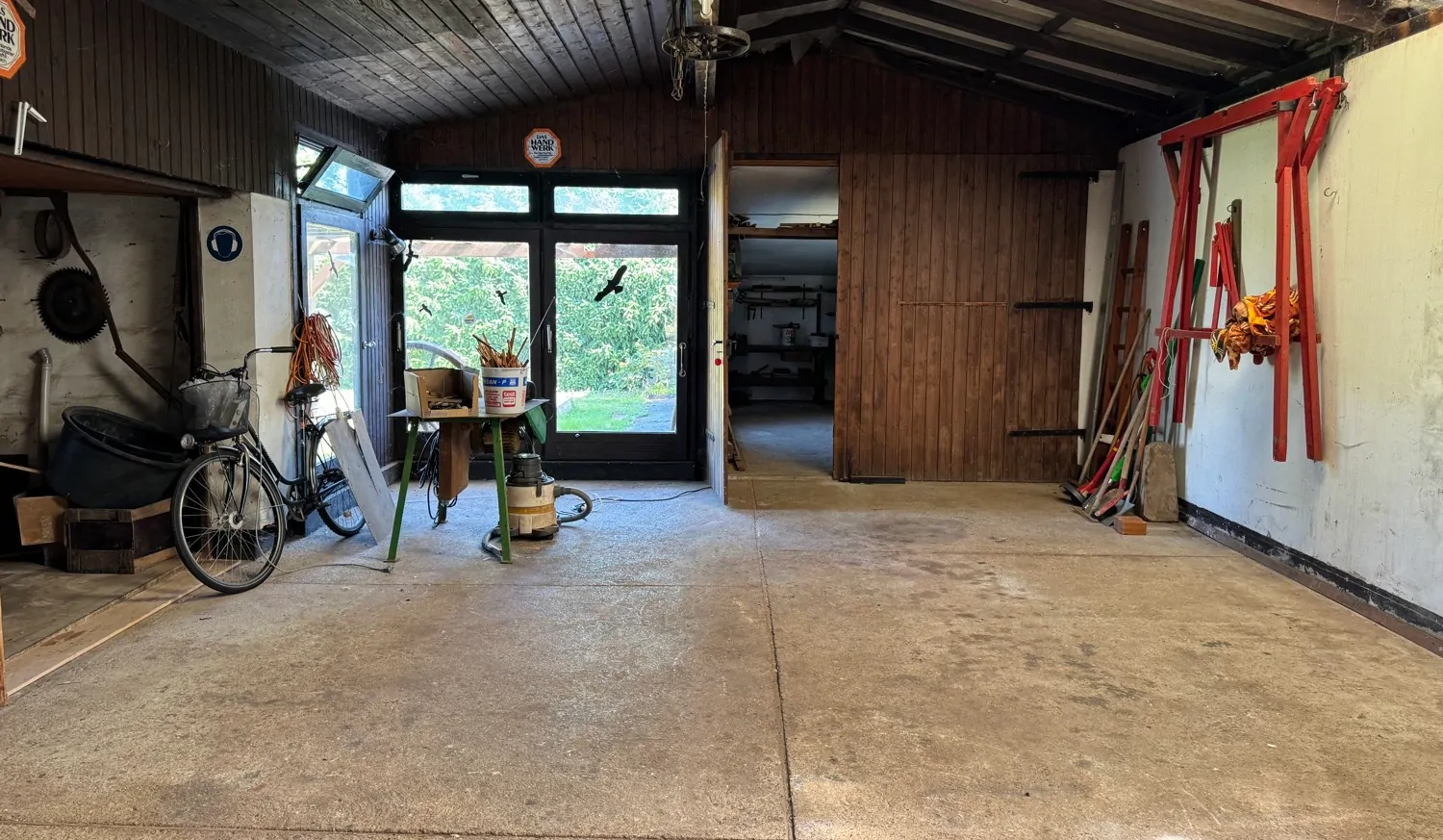 Großzügig und Lichtdurchflutet - Einfamilienhaus mit Nebengebäuden und Sanierungsbedarf in ruhiger Lage