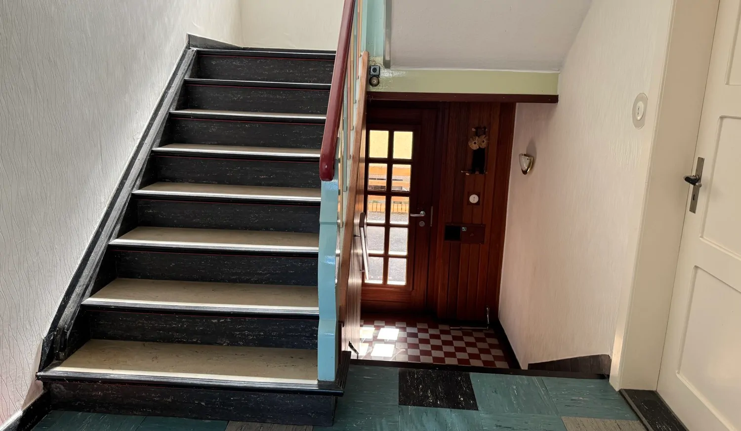 Großzügig und Lichtdurchflutet - Einfamilienhaus mit Nebengebäuden und Sanierungsbedarf in ruhiger Lage