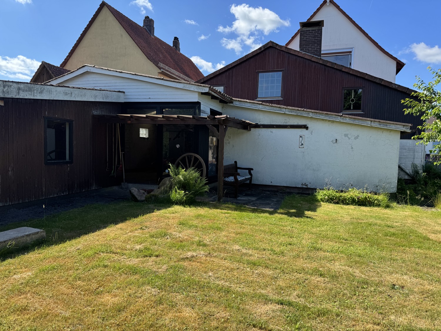 Großzügig und Lichtdurchflutet - Einfamilienhaus mit Nebengebäuden und Sanierungsbedarf in ruhiger Lage