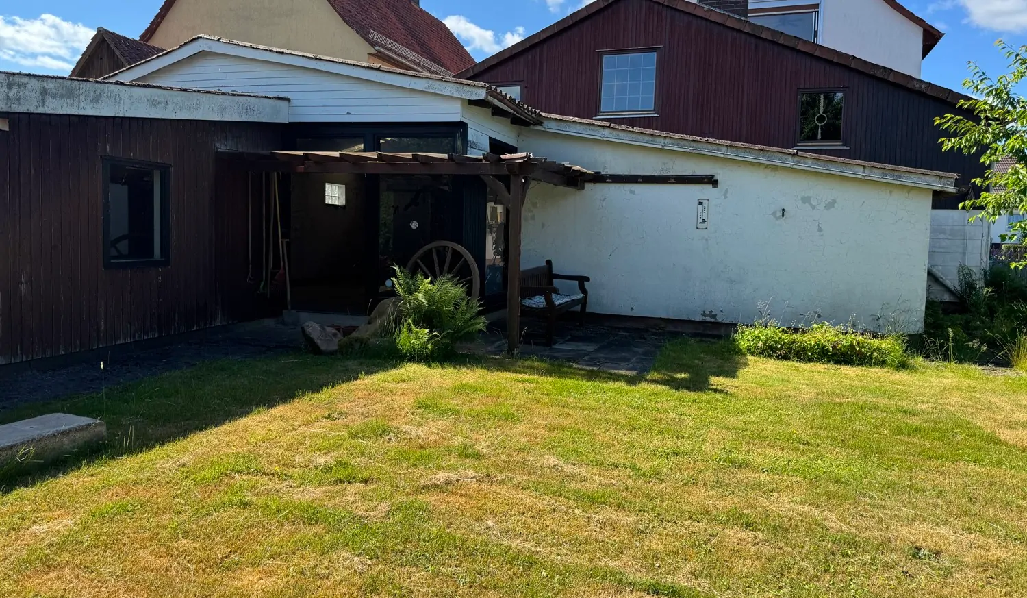 Großzügig und Lichtdurchflutet - Einfamilienhaus mit Nebengebäuden und Sanierungsbedarf in ruhiger Lage