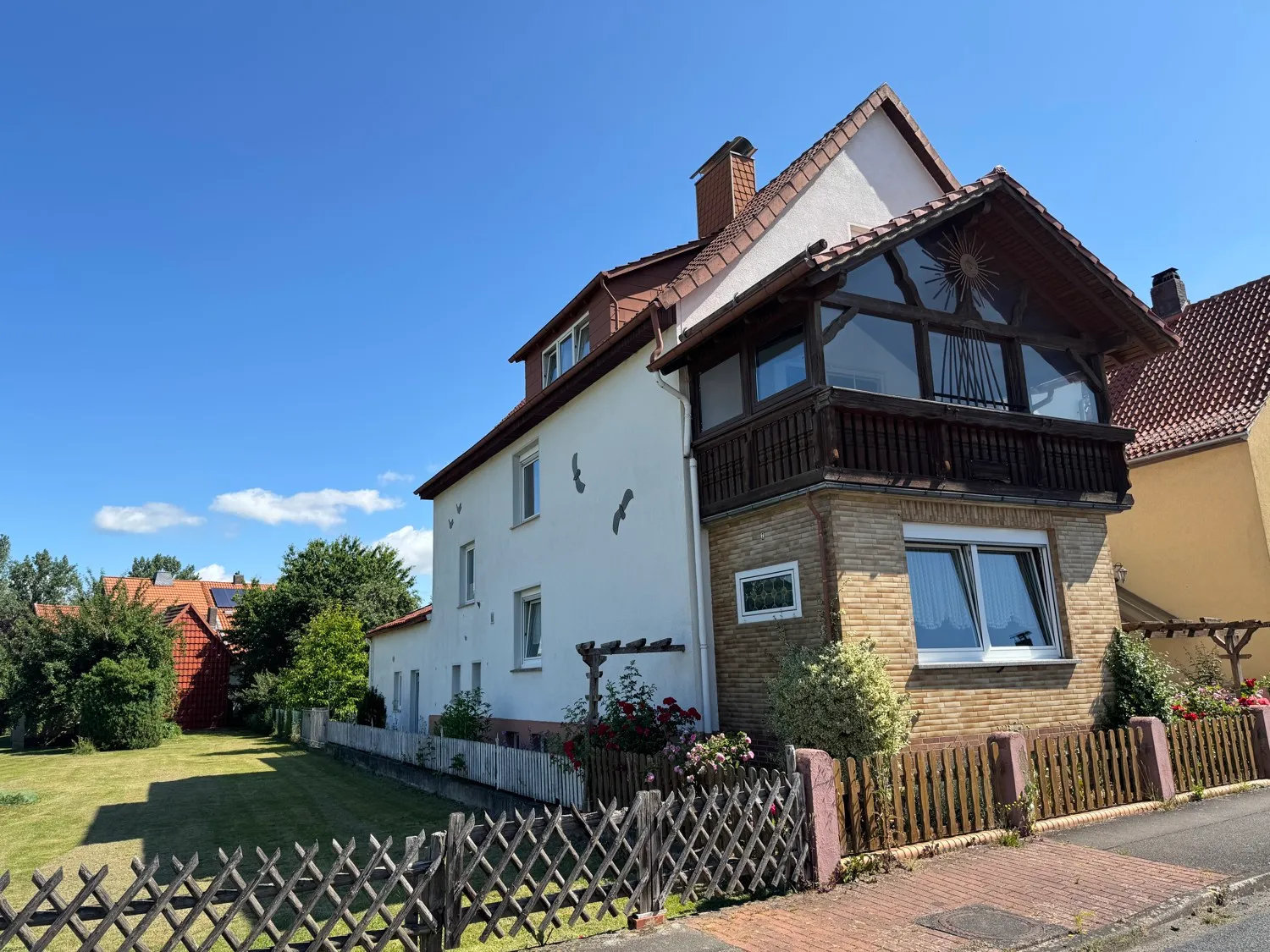 Spacious and light-filled detached house with outbuildings and renovation needs in a quiet location