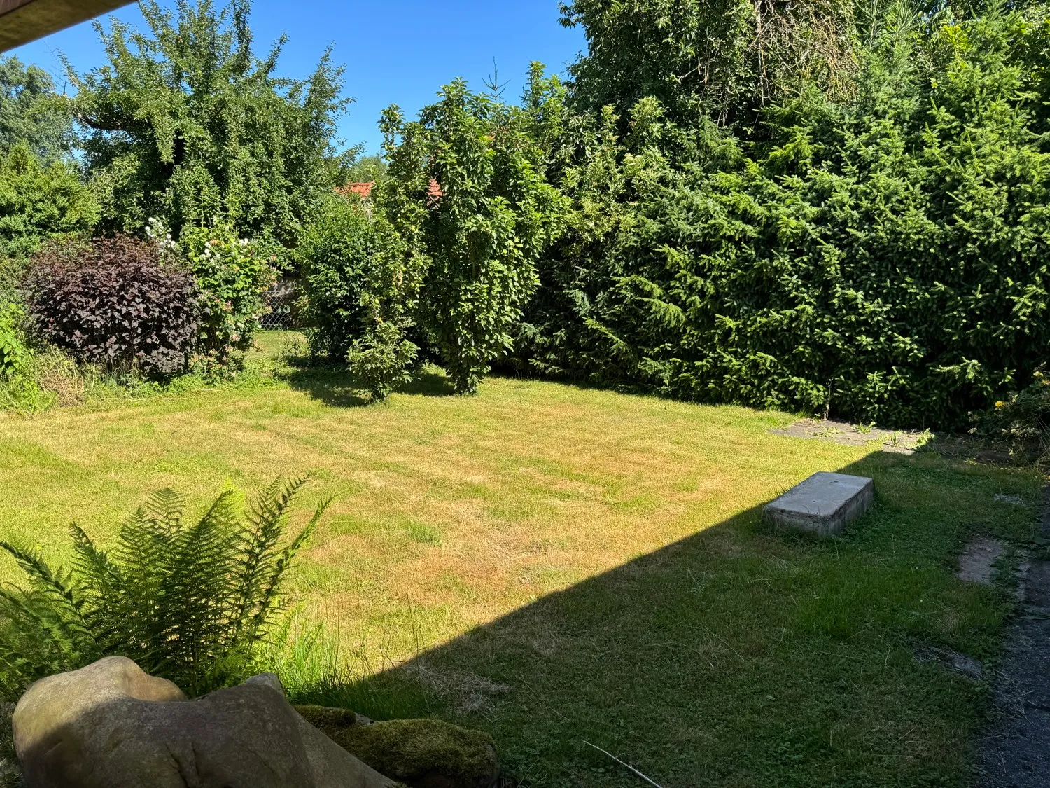 Spacious and light-filled detached house with outbuildings and renovation needs in a quiet location