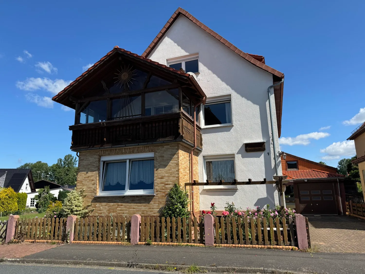 Spacious and light-filled detached house with outbuildings and renovation needs in a quiet location