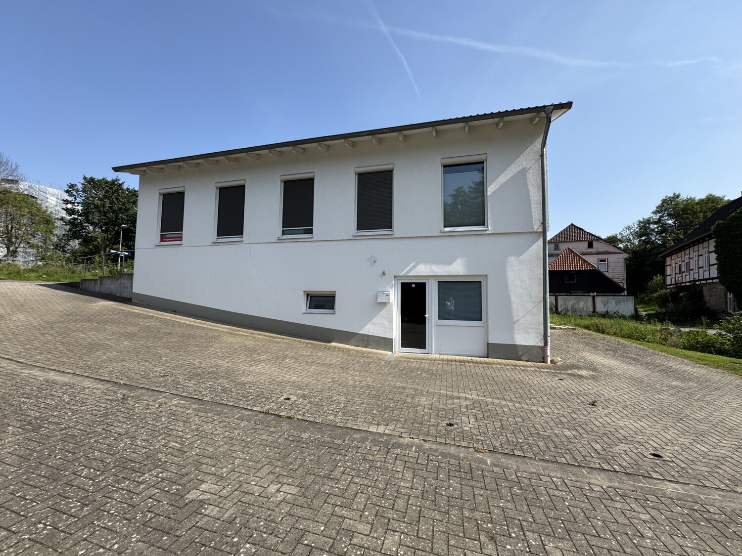 Gepflegt und Modern - Bürogebäude mit PKW-Stellplätzen in zentraler Lage