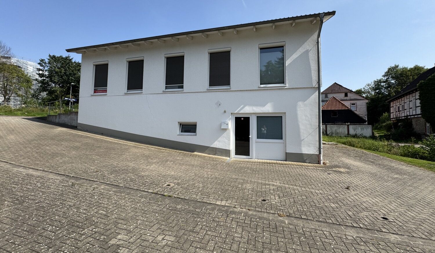 Gepflegt und Modern - Bürogebäude mit PKW-Stellplätzen in zentraler Lage